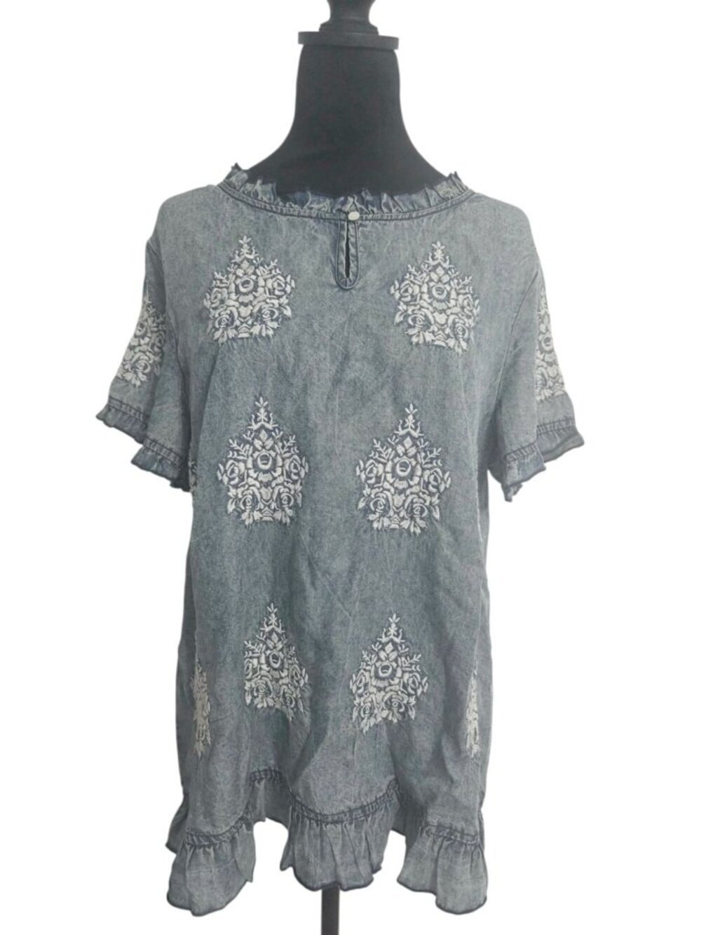 Sundance Size Medium  Top Blouse Short Sleeve Embroidered Chambray Lyocell